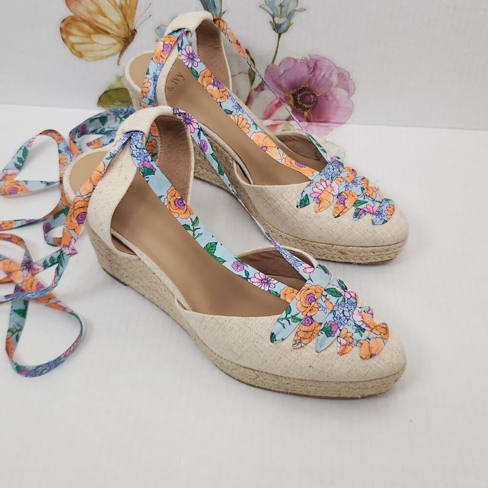 Crown & Ivy Size 10 Lawndale Lace up Floral Print Espadrille Wedge Sandals - Picture 2 of 6